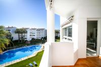 Bazén v ubytování MARBELLA BANUS SUITES - Banus Playa Rocio Beachside Complex nebo v jeho okolí