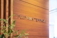 uma porta de madeira com a herança fynkan nela em Highland Resort Hotel & Spa em Fujiyoshida