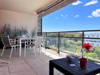 Balkon lub taras w obiekcie Charmant T2 climatisé avec grande terrasse, piscine et parking privatif, proche plage et commerces. - FR-1-251-441