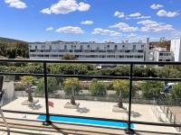 Basen w obiekcie Charmant T2 climatisé avec grande terrasse, piscine et parking privatif, proche plage et commerces. - FR-1-251-441 lub w pobliżu