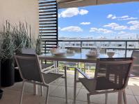 Balkon lub taras w obiekcie Charmant T2 climatisé avec grande terrasse, piscine et parking privatif, proche plage et commerces. - FR-1-251-441