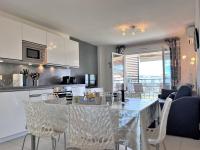 Kuchnia lub aneks kuchenny w obiekcie Charmant T2 climatisé avec grande terrasse, piscine et parking privatif, proche plage et commerces. - FR-1-251-441