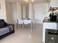 Kuchnia lub aneks kuchenny w obiekcie Charmant T2 climatisé avec grande terrasse, piscine et parking privatif, proche plage et commerces. - FR-1-251-441
