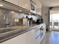 Kuchnia lub aneks kuchenny w obiekcie Charmant T2 climatisé avec grande terrasse, piscine et parking privatif, proche plage et commerces. - FR-1-251-441