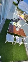 Patio lub wspólna przestrzeń na świeżym powietrzu w obiekcie Appartement avec balcon/terrasse