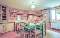 a kitchen with a green table and chairs at Stunning Home In Terrasspn-lavilledieu With 3 Bedrooms, Wifi And Outdoor Swimming Pool in Bouillac