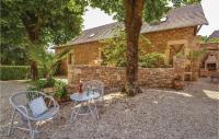 a table and two chairs in front of a house at Stunning Home In Terrasspn-lavilledieu With 3 Bedrooms, Wifi And Outdoor Swimming Pool in Bouillac