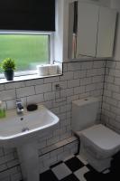 Koupelna v ubytování Luxury home in York - sleeps -5 , Free parking ,