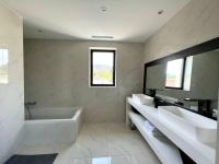 Um banheiro em Villa Luxe Oasis