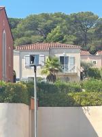 a basketball hoop in front of a house at Superbe appartement 6pers avec piscine et jardin in Fréjus