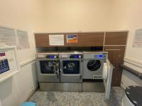 a laundry room with a washer and dryer at Superbe appartement 6pers avec piscine et jardin in Fréjus