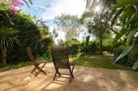 2 Stühle auf einer Terrasse im Garten in der Unterkunft Spacious Duplex with garden in Sotogrande in Sotogrande