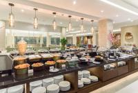 un buffet en un hotel con comida a la vista en BEST WORLD KINDAI HOTEL, en Banjarmasin