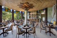 En restaurant eller et andet spisested på The Kayon Valley Resort