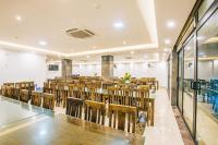 サムソンにあるMaldives Hotel - FLC Sầm Sơnのテーブルと椅子が備わる客室です。