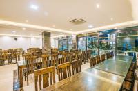 サムソンにあるMaldives Hotel - FLC Sầm Sơnの木製のテーブルと椅子のあるダイニングルーム