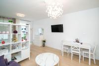 Televízia a/alebo spoločenská miestnosť v ubytovaní Lenka Apartment