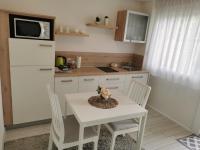 Kuchyňa alebo kuchynka v ubytovaní Apartmani Nova