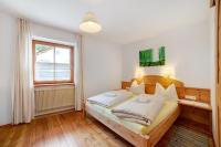A bed or beds in a room at Ferienwohnungen Zwick Spinei