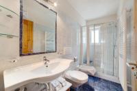 A bathroom at Ferienwohnungen Zwick Spinei