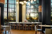 een grote eetkamer met een grote tafel en stoelen bij Chattanooga Marriott Downtown in Chattanooga