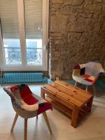 a room with two chairs and a wooden bench at Chez dada in Grenoble