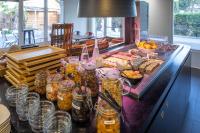 un buffet con muchos tarros de comida en un mostrador en Noemys ARLES, en Arles