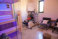 Centrum fitness w obiekcie Luxury villa Magale with large pool