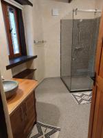 a bathroom with a shower and a sink at Eco Lodge de Construção Natural com Vista Panorâmica in Nova Friburgo