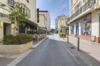 eine leere Straße in einer Stadt mit Gebäuden in der Unterkunft Petit Paris - Incantevole appartamento in centro a Cannes a pochi passi dal Palais de Festival in Cannes