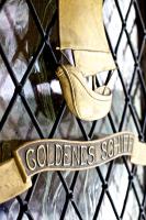 uma porta de vidro com uma placa da Goldilles Shuttle em Pension Goldenes Schiff em Passau