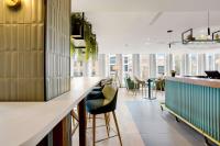 un vestíbulo con un bar con sillas y ventanas en Radisson Hotel York, en York