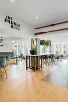 Una habitación con una mesa y sillas en un edificio. en Radisson Hotel York, en York