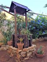 A garden outside VILLA TREROSE by Trerose Properties - Villa centrale con wi-fi e posto auto privato gratuiti