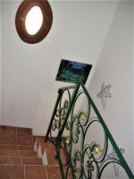 A television and/or entertainment centre at VILLA TREROSE by Trerose Properties - Villa centrale con wi-fi e posto auto privato gratuiti