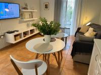Posedenie v ubytovaní Barbati Bay Elegant Beach Apartments by Hotelius
