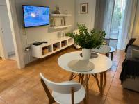 Televízia a/alebo spoločenská miestnosť v ubytovaní Barbati Bay Elegant Beach Apartments by Hotelius