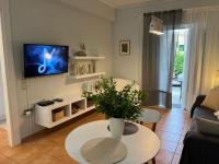 Televízia a/alebo spoločenská miestnosť v ubytovaní Barbati Bay Elegant Beach Apartments by Hotelius