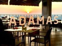 um sinal para um restaurante com mesa e cadeiras em Diamond Stars Ben Tre Hotel em Ben Tre