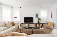 Televízia a/alebo spoločenská miestnosť v ubytovaní Luxury Seaview Villa by Olala Homes