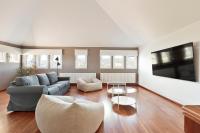 Televízia a/alebo spoločenská miestnosť v ubytovaní Luxury Seaview Villa by Olala Homes