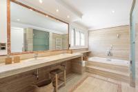 Kúpeľňa v ubytovaní Luxury Seaview Villa by Olala Homes
