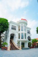 Un edificio blanco con escaleras al frente. en Hòa Nam Hotel, en Nam Dương