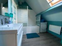 a bathroom with a sink and a tub and a toilet at le gîte de Martine en Baie de Somme in Lanchères
