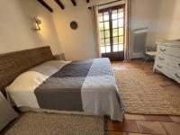 Posteľ alebo postele v izbe v ubytovaní Maison 4 chambres avec piscine, jardin arboré & plage à 600m - La Croix-Valmer - FR-1-726-19