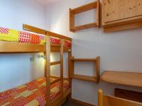 a room with two bunk beds and a desk at Appartement Méribel, 3 pièces, 6 personnes - FR-1-355-48 in Méribel