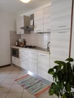 A kitchen or kitchenette at Stella del Garda 2 con terrazza