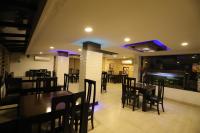 uma sala de jantar com mesas e cadeiras em um restaurante em Hotel Green View International em Udaipur