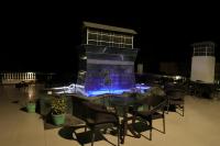 uma mesa e cadeiras num pátio à noite em Hotel Green View International em Udaipur