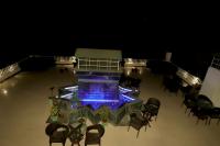 uma vista sobre um pátio com uma piscina e cadeiras em Hotel Green View International em Udaipur